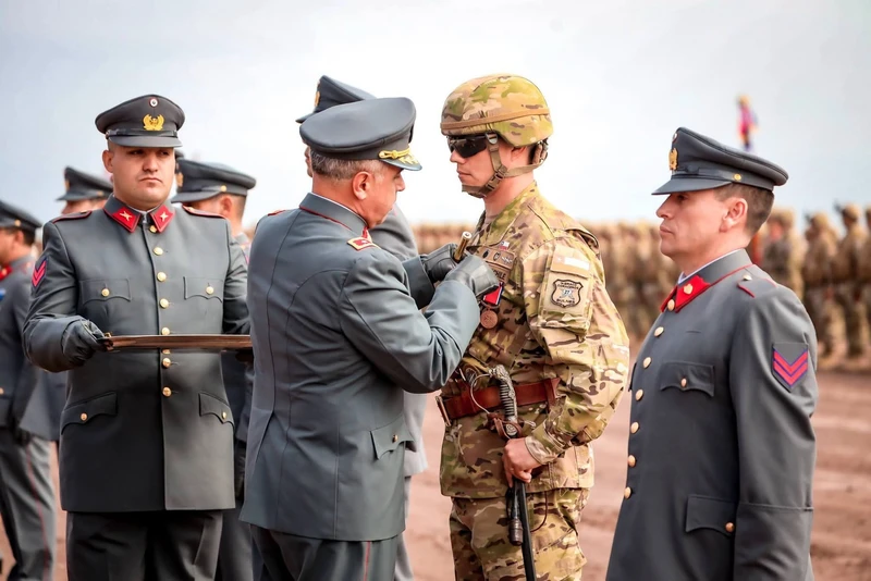 Entrega de medallas durante la ceremonia de los 199 a�os de 1ra Brigada Acorazada �Coraceros� del Ej�rcito de Chile.
